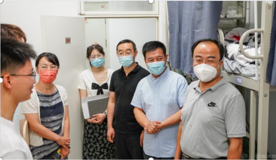 关心关爱(校领导下宿舍).jpg 关心关爱(校领导下宿舍).jpg