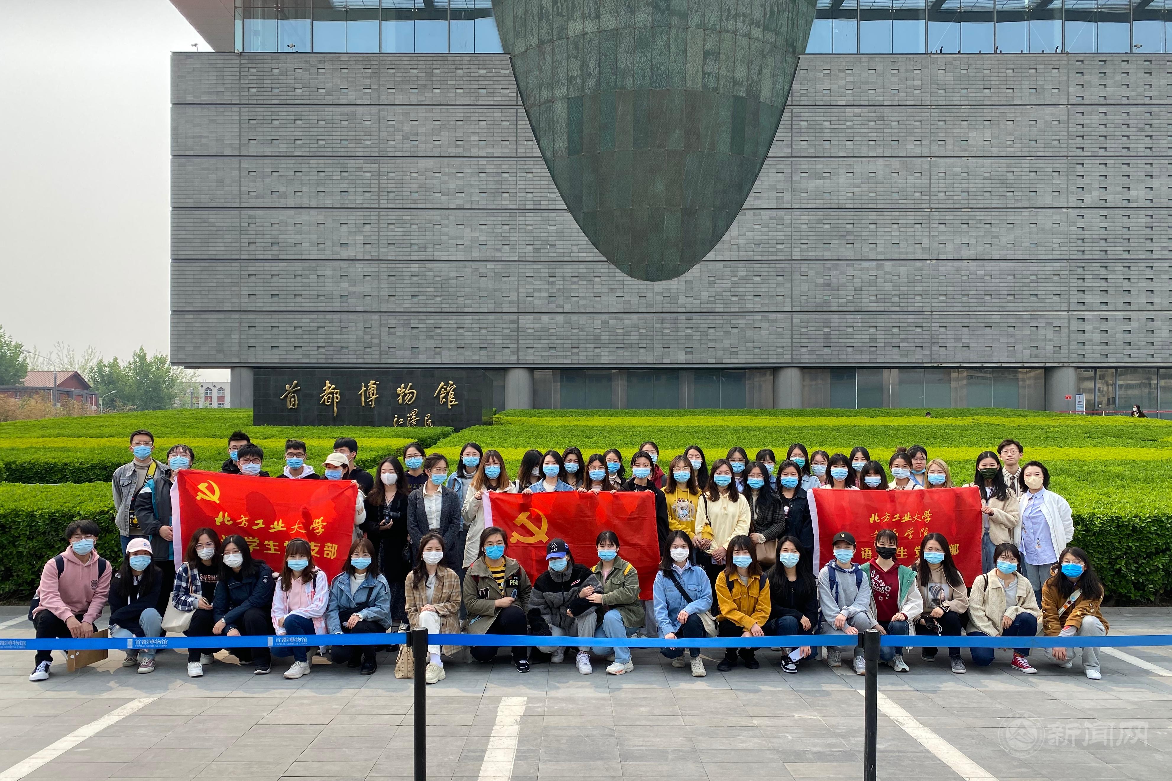 学生参观建党百年成就展.jpg 学生参观建党百年成就展.jpg